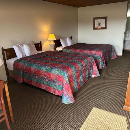 Love Hotels Western Holiday By Oyo At Harlan Lake Ne 앨마 외부 사진