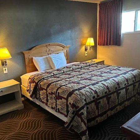 Love Hotels Western Holiday By Oyo At Harlan Lake Ne 앨마 외부 사진