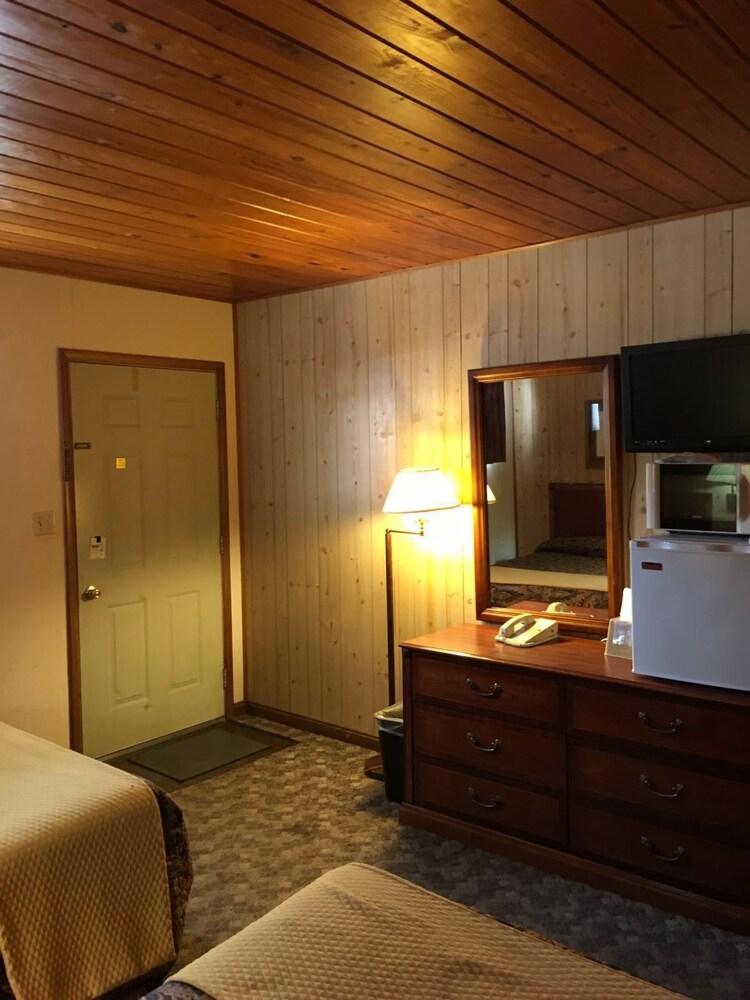 Love Hotels Western Holiday By Oyo At Harlan Lake Ne 앨마 외부 사진