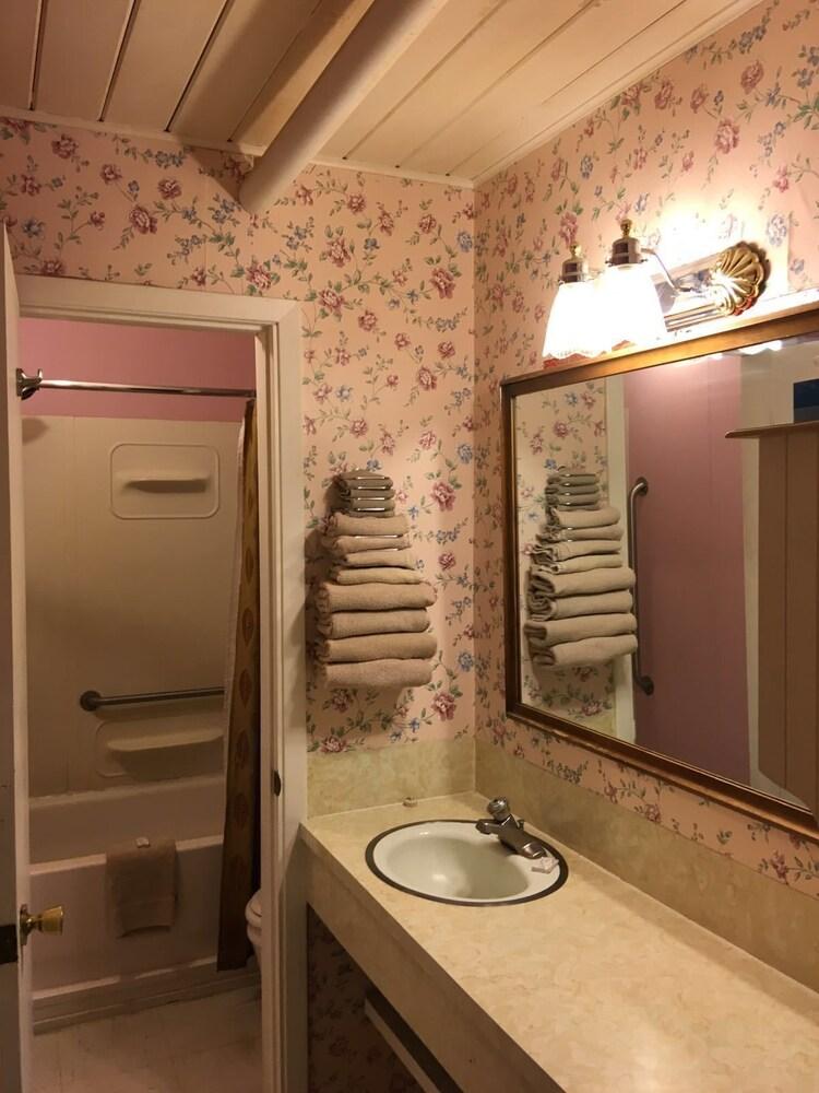 Love Hotels Western Holiday By Oyo At Harlan Lake Ne 앨마 외부 사진