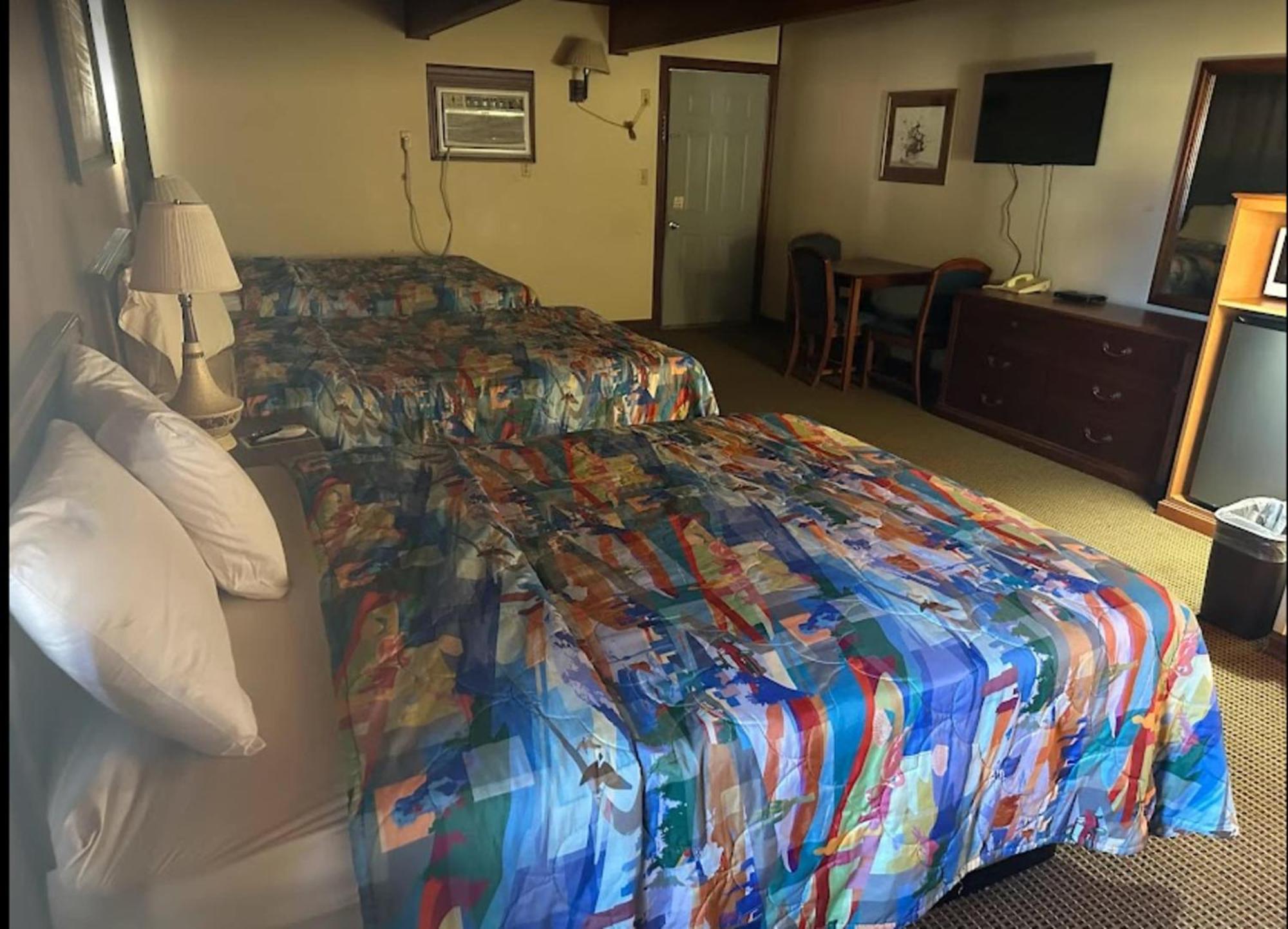 Love Hotels Western Holiday By Oyo At Harlan Lake Ne 앨마 외부 사진