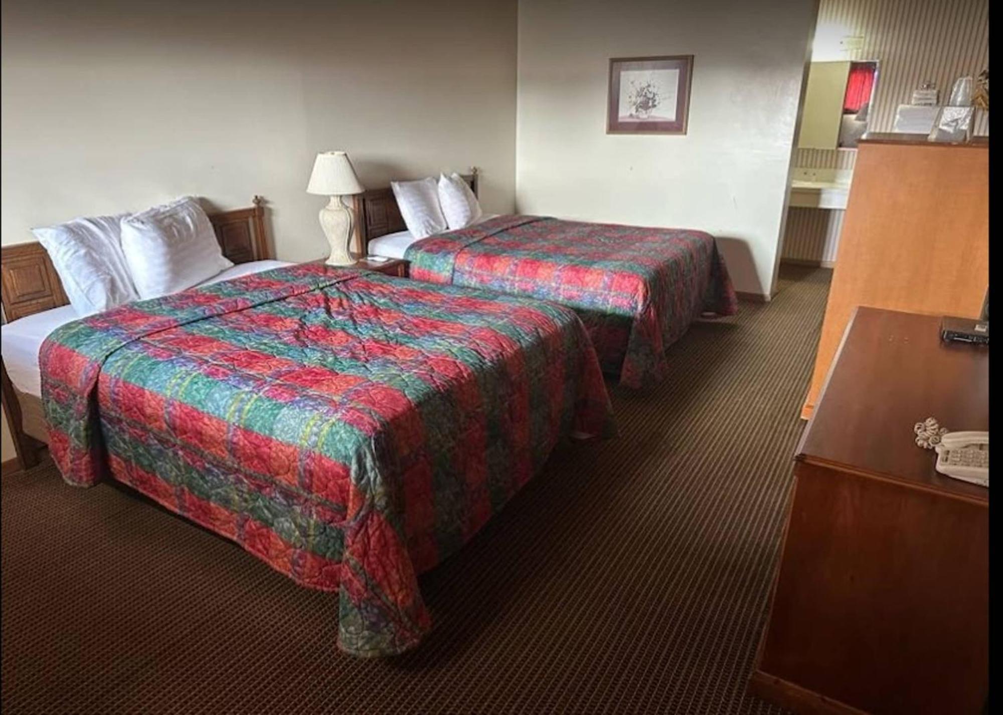 Love Hotels Western Holiday By Oyo At Harlan Lake Ne 앨마 외부 사진