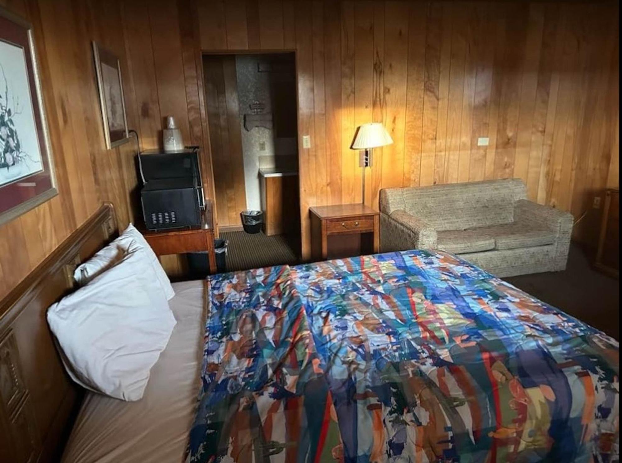 Love Hotels Western Holiday By Oyo At Harlan Lake Ne 앨마 외부 사진