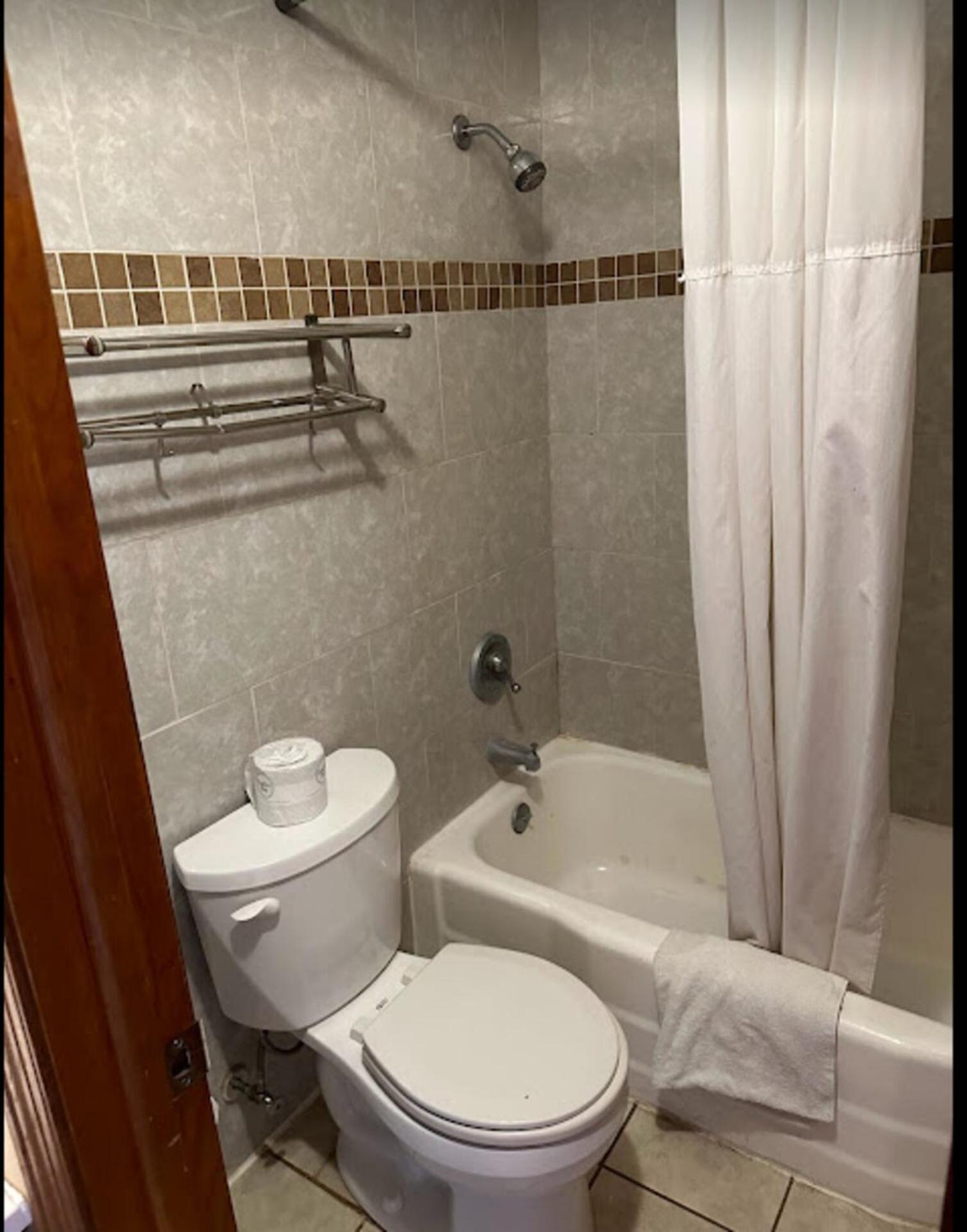 Love Hotels Western Holiday By Oyo At Harlan Lake Ne 앨마 외부 사진