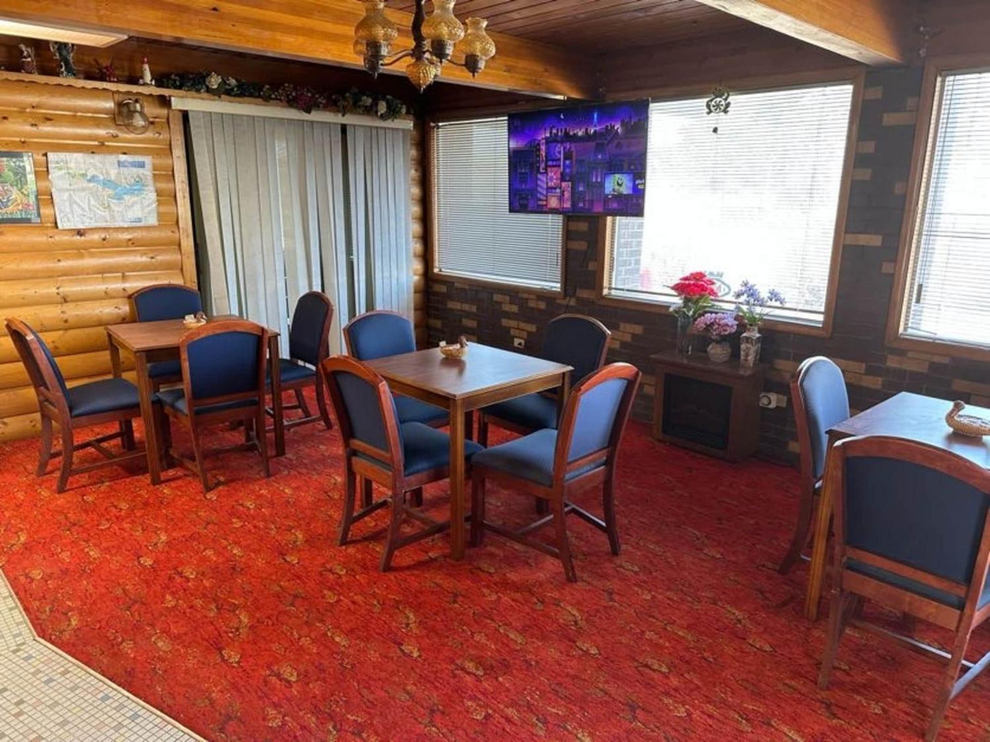 Love Hotels Western Holiday By Oyo At Harlan Lake Ne 앨마 외부 사진
