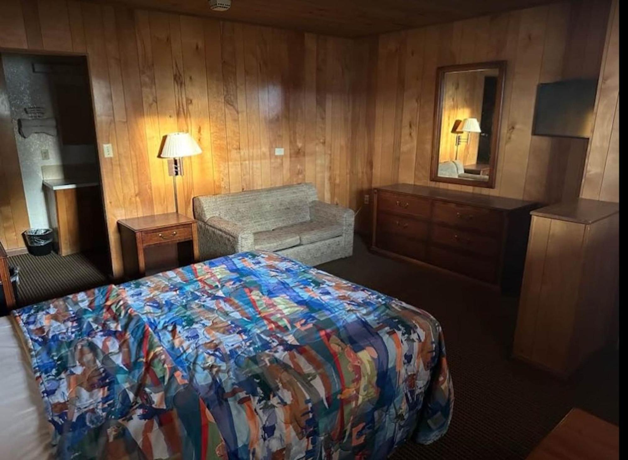 Love Hotels Western Holiday By Oyo At Harlan Lake Ne 앨마 외부 사진