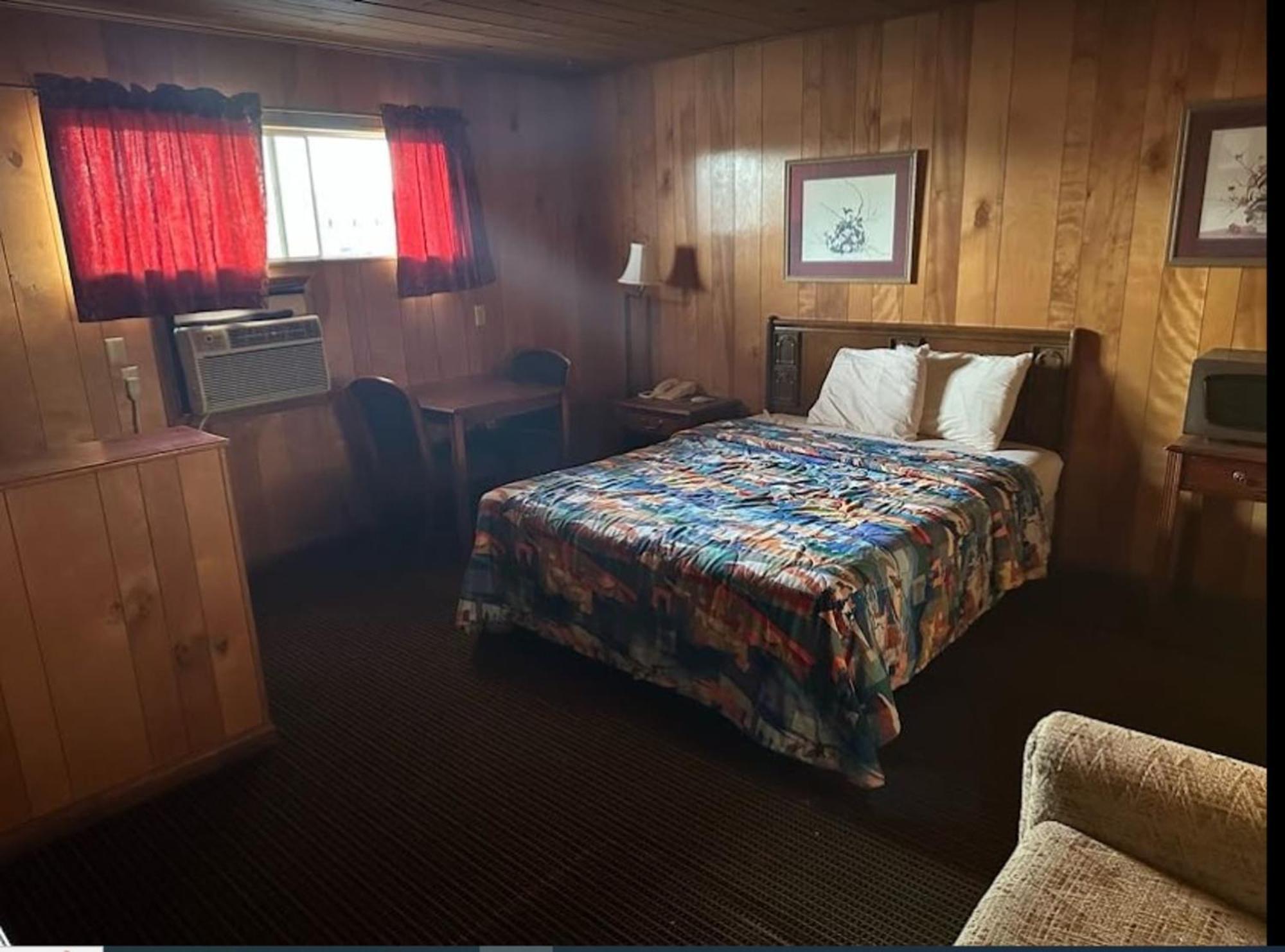 Love Hotels Western Holiday By Oyo At Harlan Lake Ne 앨마 외부 사진