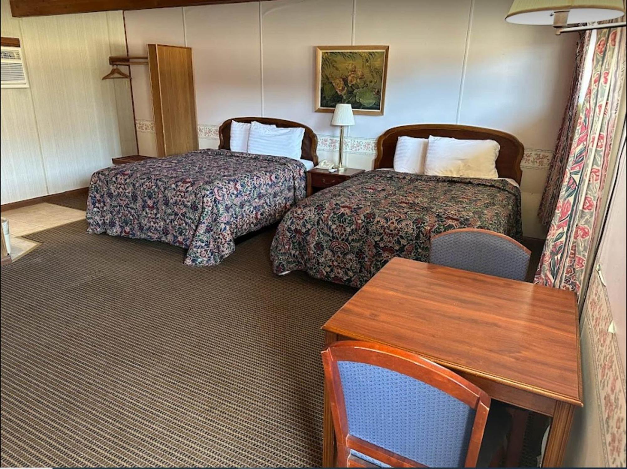 Love Hotels Western Holiday By Oyo At Harlan Lake Ne 앨마 외부 사진
