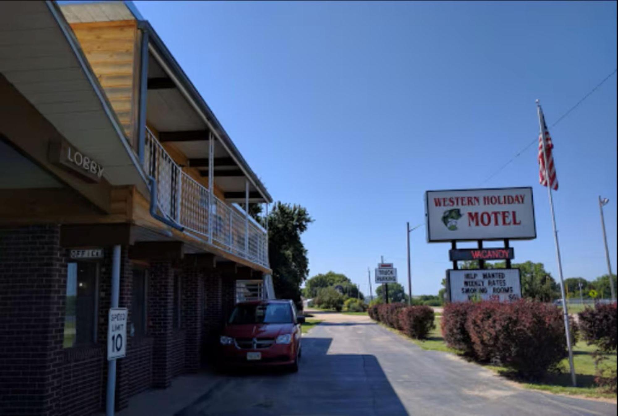 Love Hotels Western Holiday By Oyo At Harlan Lake Ne 앨마 외부 사진