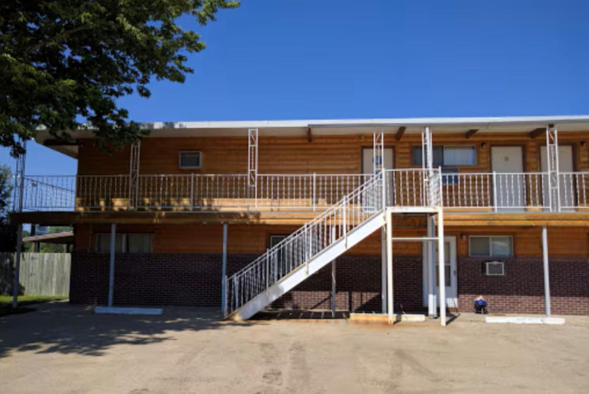 Love Hotels Western Holiday By Oyo At Harlan Lake Ne 앨마 외부 사진