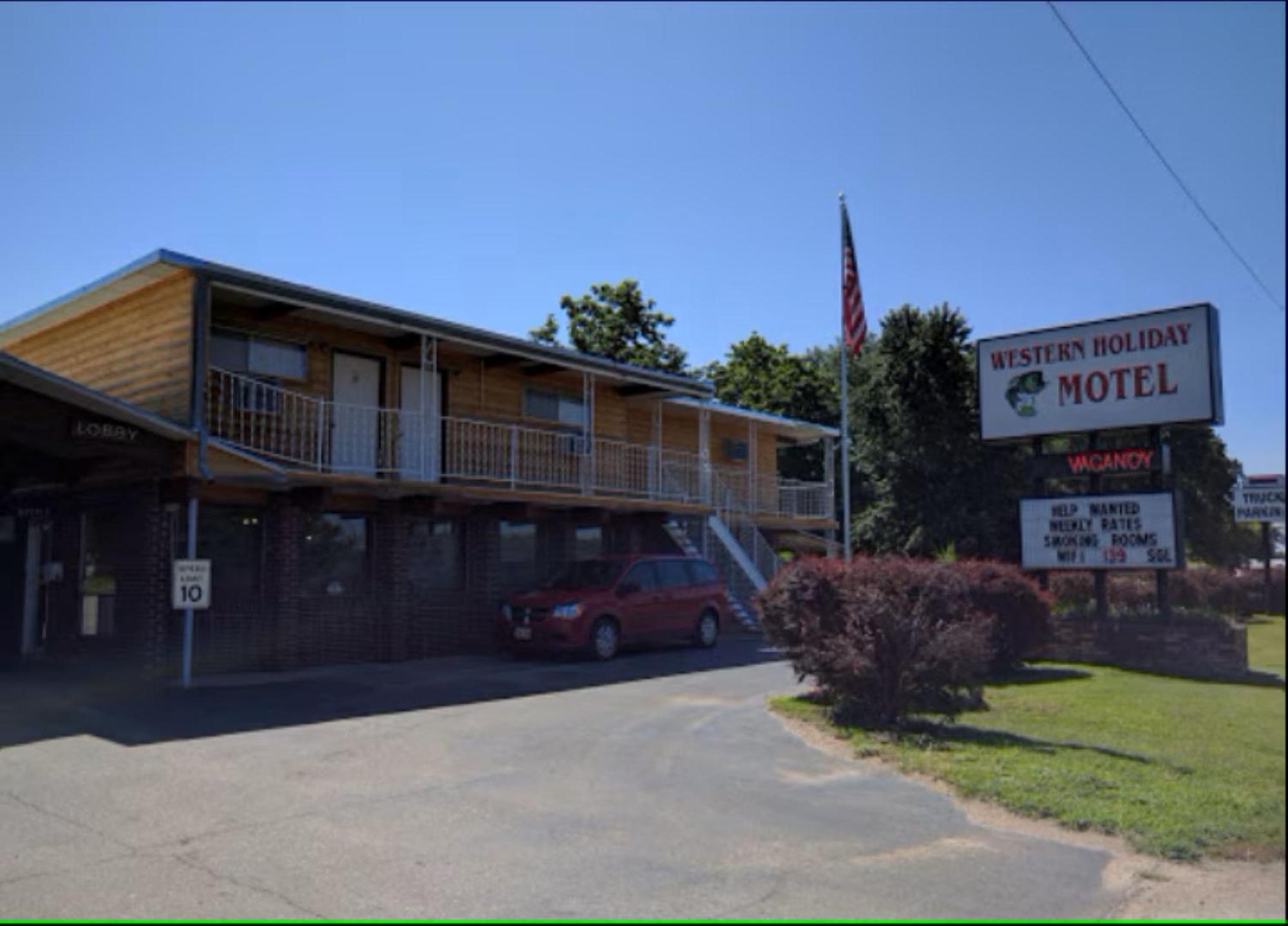 Love Hotels Western Holiday By Oyo At Harlan Lake Ne 앨마 외부 사진