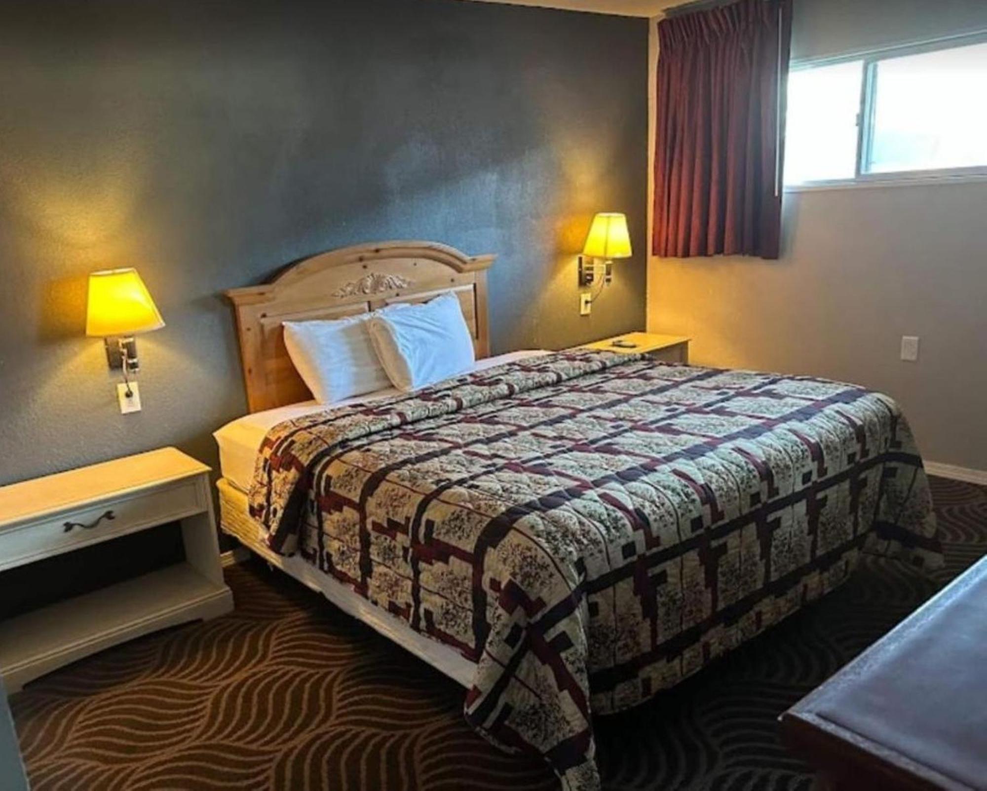 Love Hotels Western Holiday By Oyo At Harlan Lake Ne 앨마 외부 사진