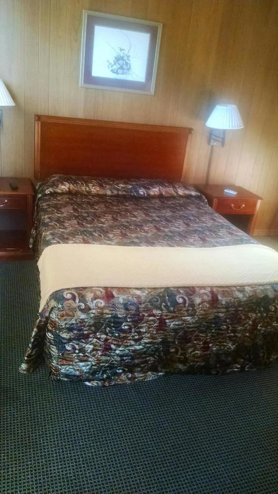 Love Hotels Western Holiday By Oyo At Harlan Lake Ne 앨마 외부 사진