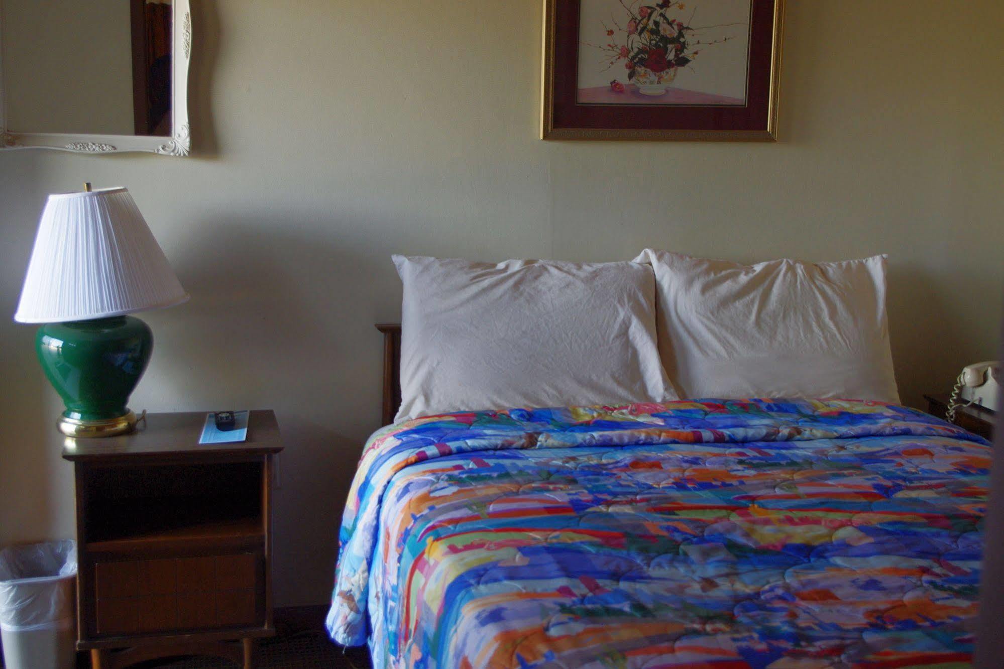Love Hotels Western Holiday By Oyo At Harlan Lake Ne 앨마 외부 사진
