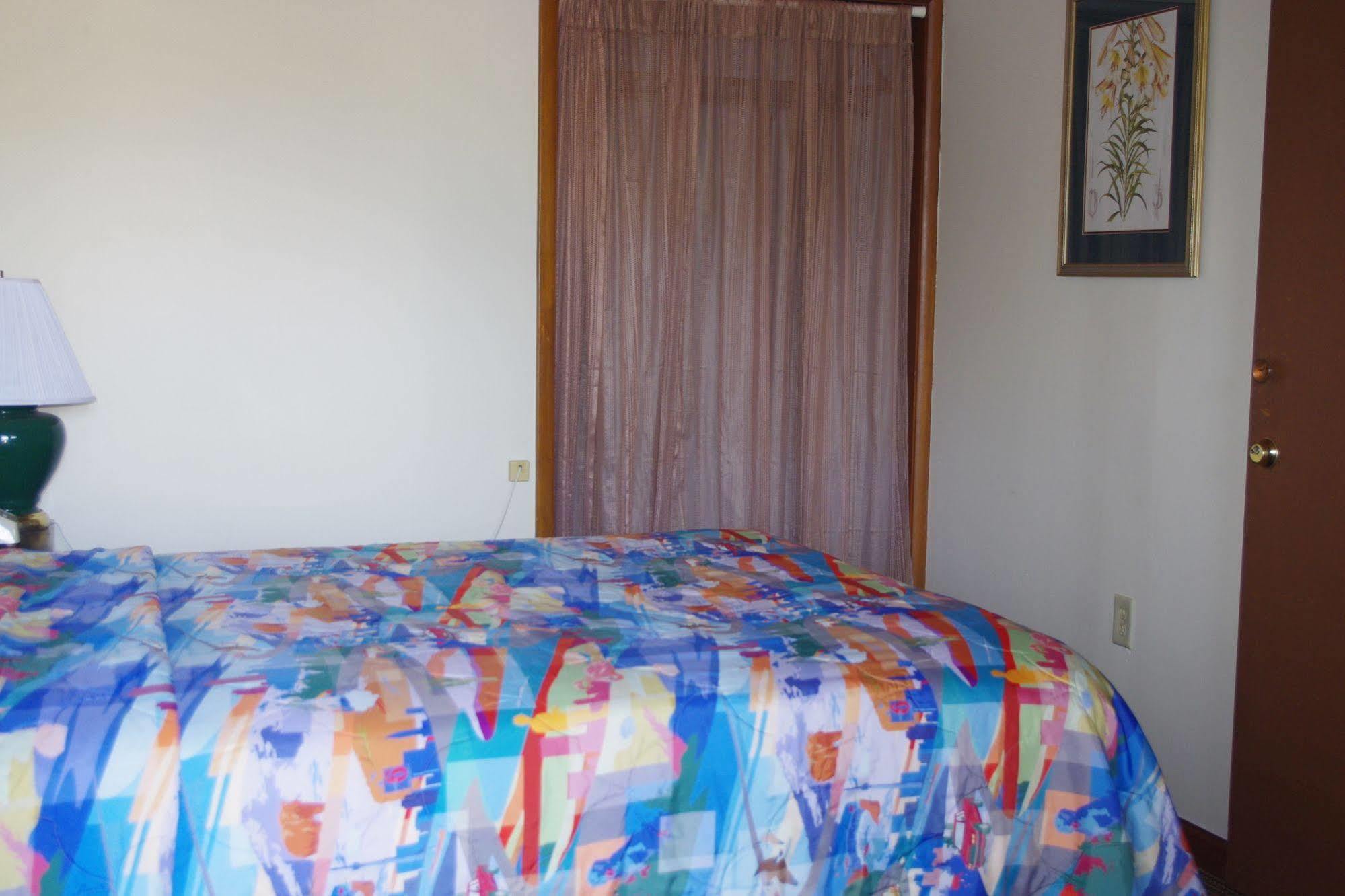 Love Hotels Western Holiday By Oyo At Harlan Lake Ne 앨마 외부 사진