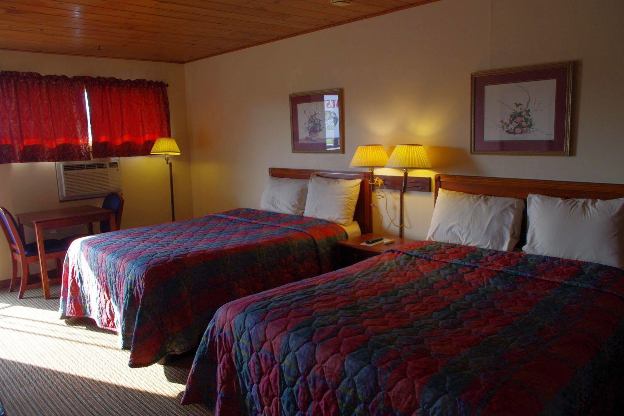 Love Hotels Western Holiday By Oyo At Harlan Lake Ne 앨마 외부 사진